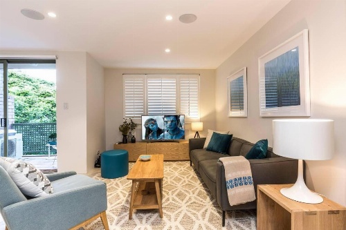 Executive 2 Storey Sydney Apartment with Pool image 1