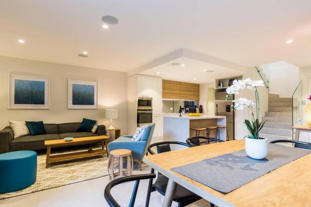 Executive 2 Storey Sydney Apartment with Pool Image 8
